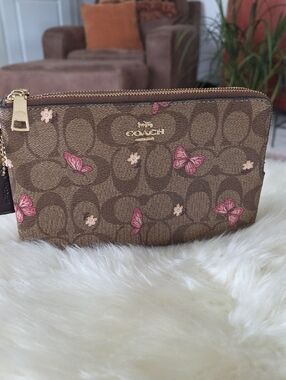 Pretty Coach Double Zip Buttetfly Signature Wristlet Wallet 🩷🦋💮🤎